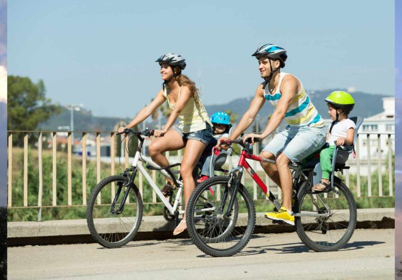 Obrazok rodiny na bicykli s prilbou na bicykel