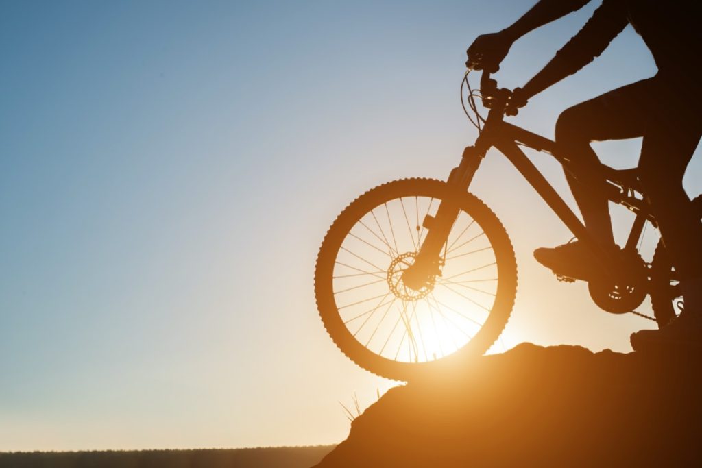 západ slnka a bicykel