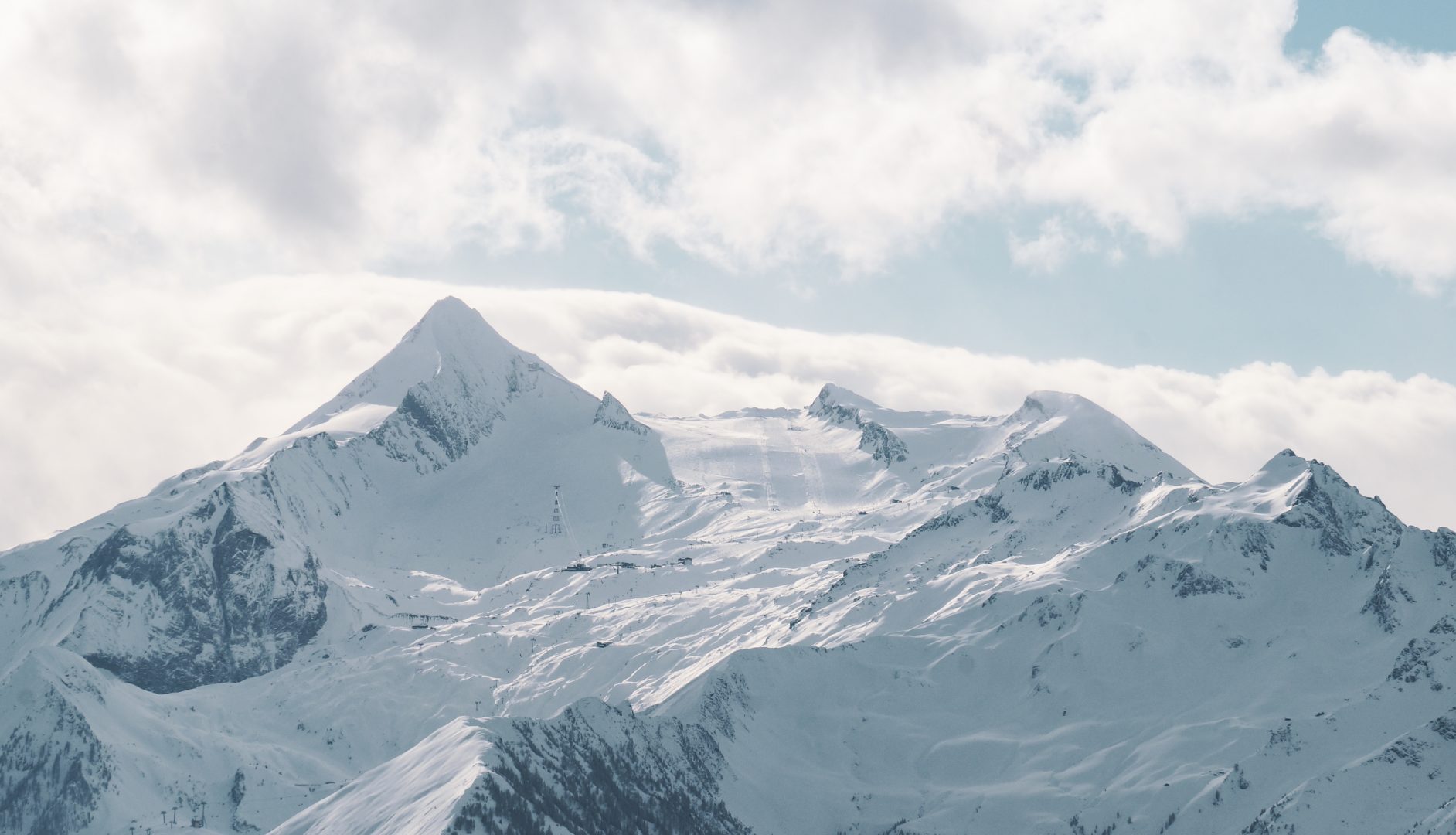 krásne zasnežené hory skialp