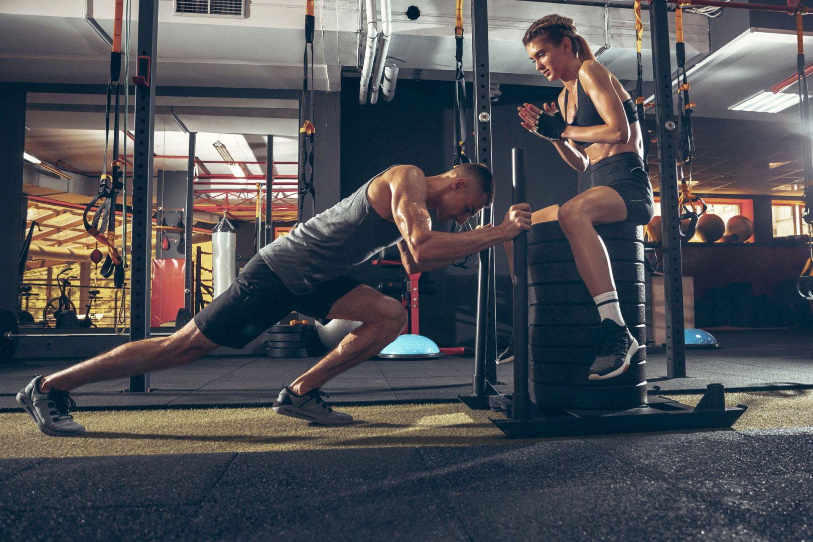 žena a muž cvičia crossfit